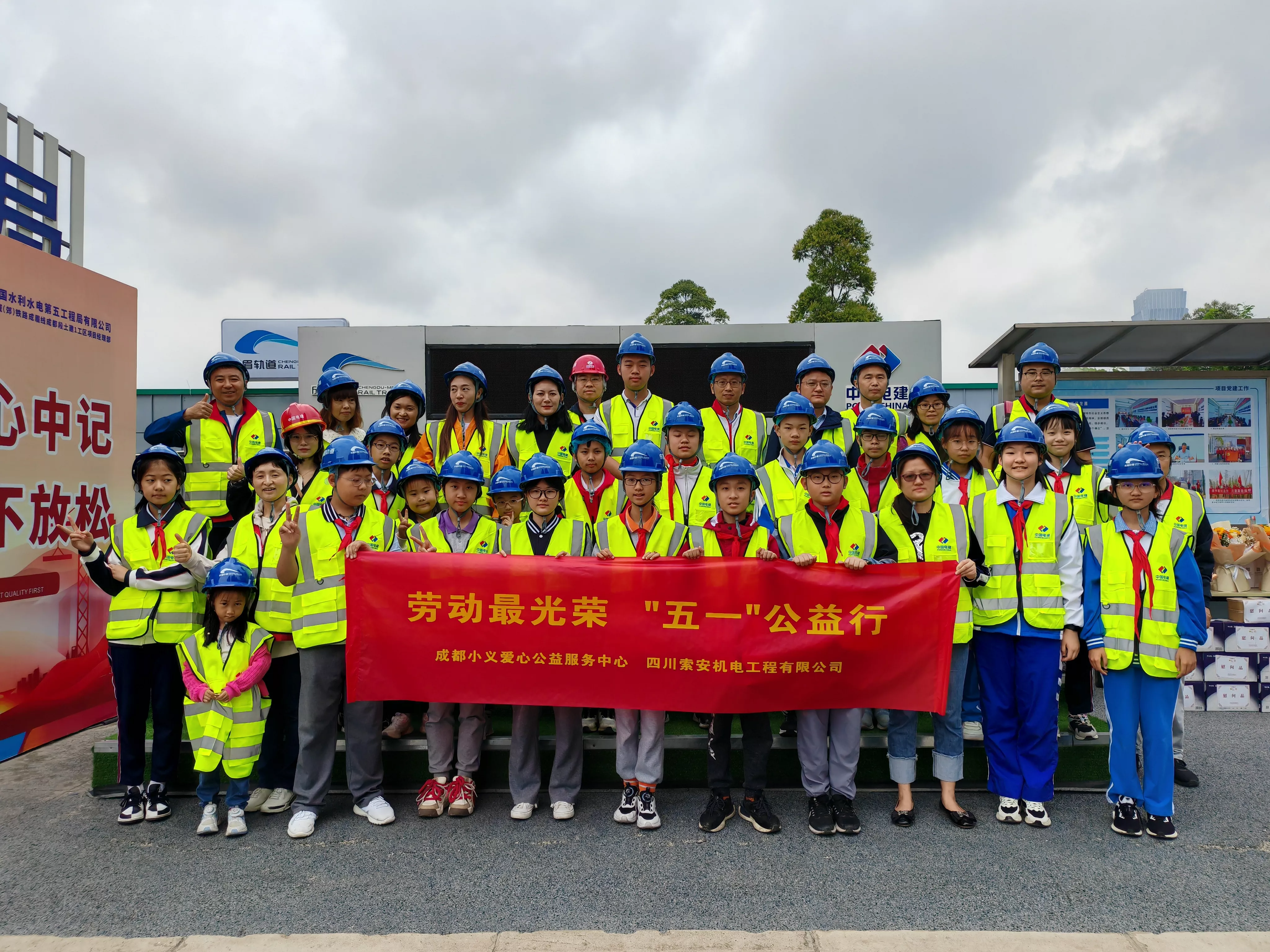 慰问一线建筑工人